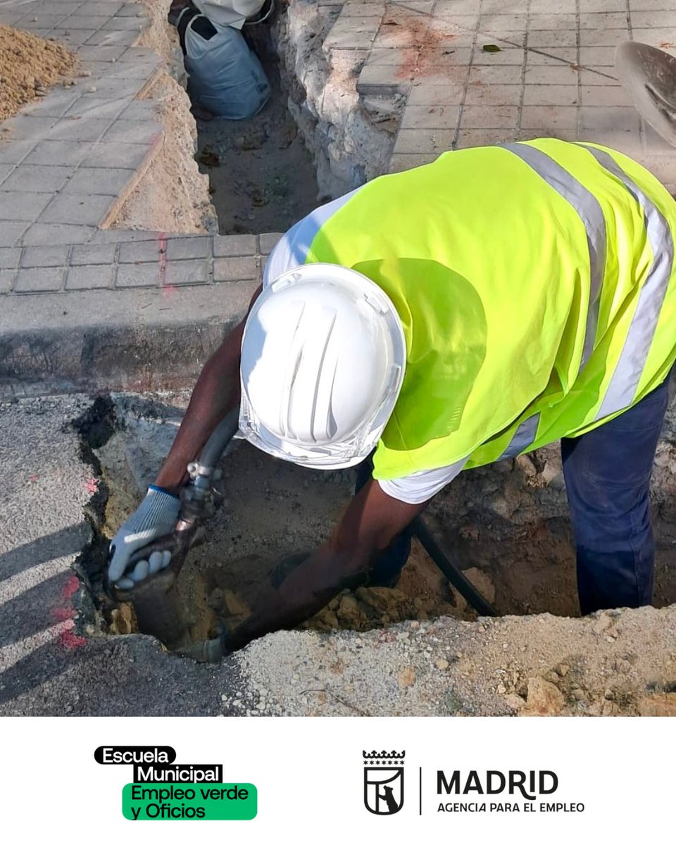 em_oficios's tweet photo. 🚧 Nuestro alumnado del curso de Oficial de Saneamiento está aprovechando al máximo su periodo de prácticas con Licuas.

Cada día siguen aprendiendo sobre el terreno, adquiriendo experiencia y dando un paso más hacia su incorporación al mundo laboral. 💪🏼👷🏻‍♀️👷🏻‍♂️ https://t.co/Md5bkmABbU