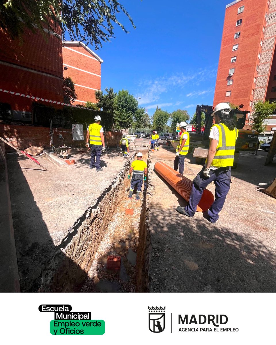 em_oficios's tweet photo. 🚧 Nuestro alumnado del curso de Oficial de Saneamiento está aprovechando al máximo su periodo de prácticas con Licuas.

Cada día siguen aprendiendo sobre el terreno, adquiriendo experiencia y dando un paso más hacia su incorporación al mundo laboral. 💪🏼👷🏻‍♀️👷🏻‍♂️ https://t.co/Md5bkmABbU
