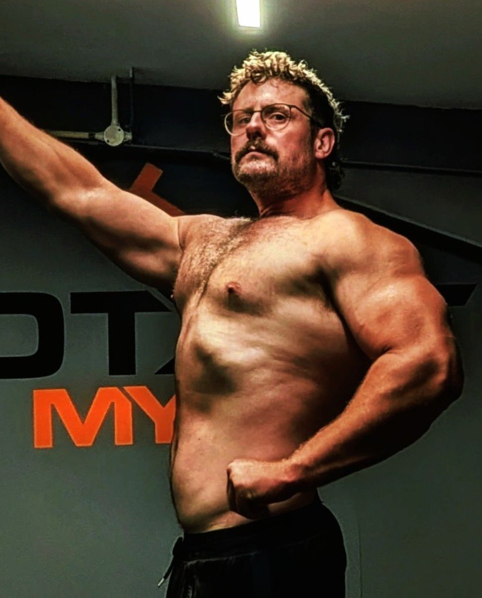 SicWick's tweet photo. Forgot my password to this account so have missed seeing the gaming community lose it their shit over all things Apex. Anyway, I've been kicking the gym's ass this year. Played some games here and there. 🤝🏼 Big love X #fitness #gym #bodybuilding #strength https://t.co/qYkD8dK6np
