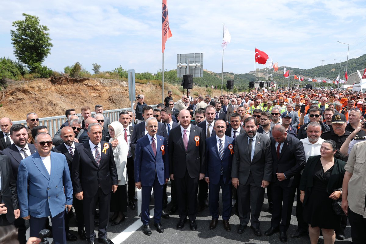 abuyukgumus's tweet photo. Ulaştırma ve Altyapı Bakanımız Sayın @a_uraloglu’nun katılımıyla Yalova-Armutlu yolumuzun açılışını gerçekleştirdik.

Toplam 6 bin 140 metre uzunluğunda 6 tünel, 4 viyadük, 5 köprü ve 3 hemzemin kavşaktan oluşan yolumuzun Yalovamıza ve bölgemize hayırlı olmasını diliyorum.

Güçlü ulaşım altyapımızla #TürkiyeHızlanıyor 🇹🇷