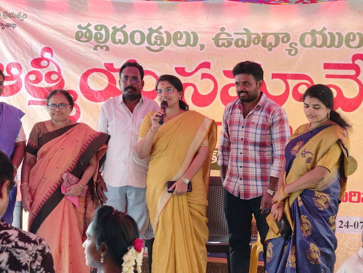 DurgaPrasanthi9's tweet photo. ఈ రోజు ఉదయం పశ్చిమ నియోజకవర్గం, శ్రీహరిపురం లొ ఉన్న గ్రేటర్ విశాఖపట్నం మున్సిపల్ కార్పొరేషన్ ఉన్నత పాఠశాల లొ జరిగిన మెగా పేరెంట్స్ అండ్ టీచర్ మీటింగ్ కి ముఖ్య అతిధిగా హాజరు అయినా ఆంధ్రప్రదేశ్ అర్బన్ ఫైనాన్స్ అండ్ ఇన్ఫ్రాస్ట్రక్చర్ డెవలప్మెంట్ కార్పొరేషన్ డైరెక్టర్, https://t.co/98XqryhMNr