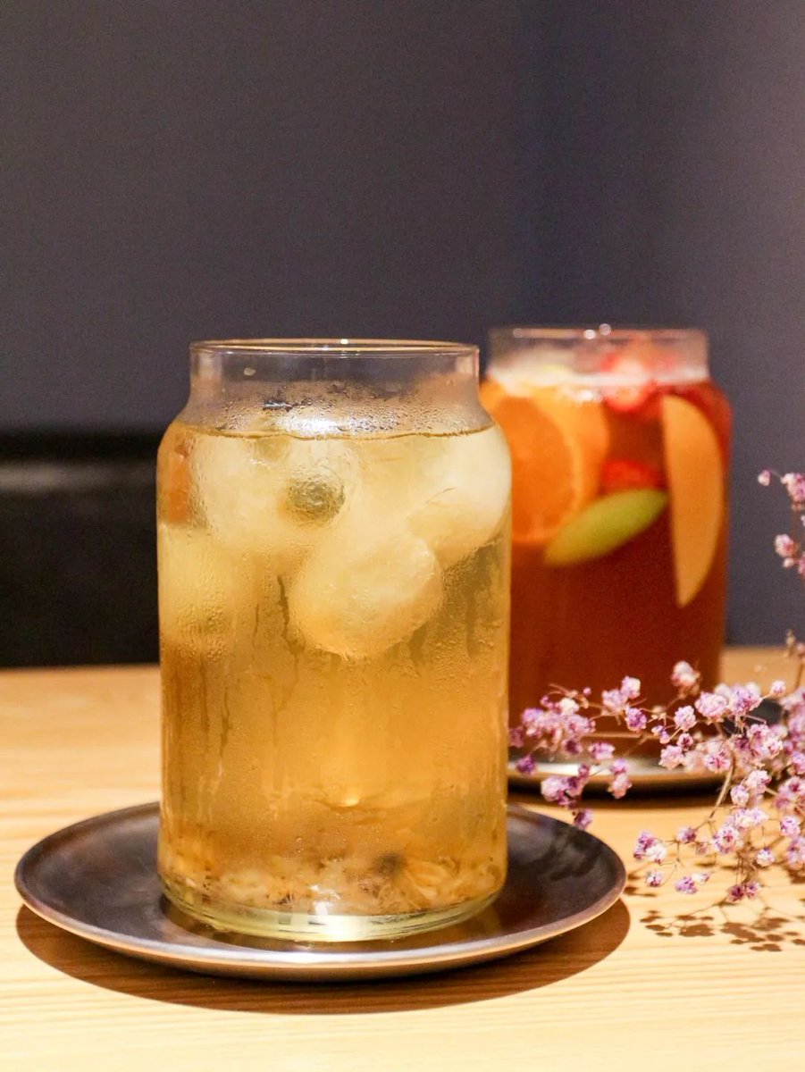 imDanishsaifi's tweet photo. Craving a zesty pick-me-up Whip up this 5-minute lemon honey iced tea: steep black tea, add fresh lemon juice u0026 a spoonful of raw honey, serve over ice. Refreshing, sweet-tart, and perfect for hot days! https://t.co/YSnXT72atA