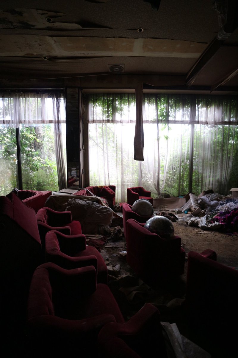 TetsuyaUta79's tweet photo. A show that won't start.
"始まらないショー"

#abandoned
#廃墟
#urbex
#ruins
#japan https://t.co/PVv08qzYEq
