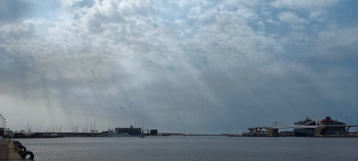 BonsEnric's tweet photo. Celatge d'aquest matí desde el Port de Barcelona https://t.co/T5m6W0dE91