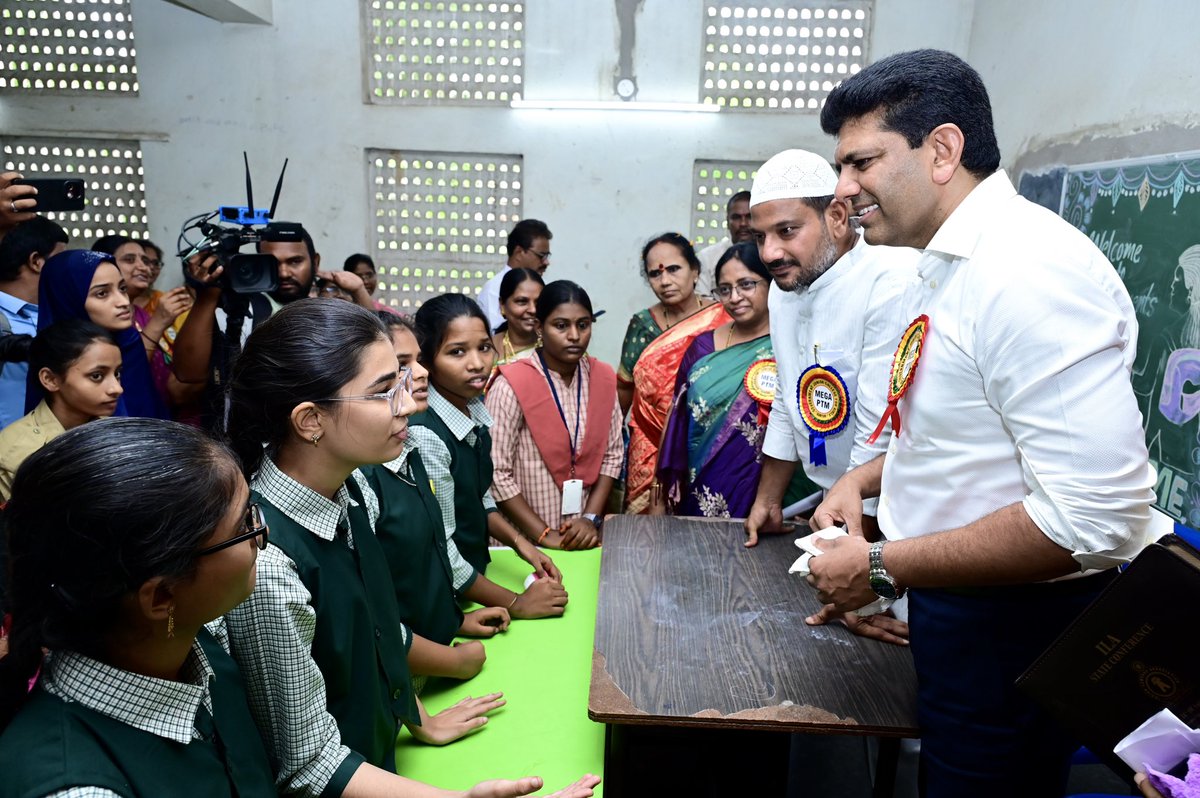 CollectorGuntur's tweet photo. నాణ్యమైన విద్యను ప్రతి విద్యార్థికి అందించడమే రాష్ట్ర ప్రభుత్వ లక్ష్యమని కేంద్ర గ్రామీణాభివృద్ధి, సమాచార సాంకేతిక శాఖ సహాయ మంత్రి డా.పెమ్మసాని చంద్రశేఖర్ గారు తెలిపారు.మెగా పీటీఎం 4.0 కార్యక్రమంలో విద్యార్థులు, తల్లిదండ్రులు, ఉపాధ్యాయులతో సమావేశమై విద్యార్థులతో కలిసి మధ్యాహ్న భోజనం చేశారు.

ఈ సందర్భంగా నాణ్యమైన విద్య అందించేందుకు తల్లికి వందనం, డొక్కా సీతమ్మ మధ్యాహ్న భోజన పథకం, ఉచిత పాఠ్యపుస్తకాలు, LEAP యాప్ వంటి కార్యక్రమాలను ప్రభుత్వం అమలు చేస్తోందని తెలిపారు. పాఠశాలల్లో నో బ్యాగ్ డే, స్కూల్ రేటింగ్ విధానం, క్విజ్‌లు, డిబేట్లు, క్రీడలు, వృత్తి నైపుణ్యాల ద్వారా విద్యార్థుల్లో సృజనాత్మకతను పెంపొందిస్తున్నట్లు పేర్కొన్నారు. విద్యార్థుల సమగ్ర అభివృద్ధికి తల్లిదండ్రులు, ఉపాధ్యాయులు భాగస్వాములుగా ఉండాలని సూచించారు.

కార్యక్రమంలో గుంటూరు తూర్పు ఎమ్మెల్యే మహమ్మద్ నజీర్ అహ్మద్ గారు , గుంటూరు మున్సిపల్ కమిషనర్ మయూర్ అశోక్ గారు,విద్యాశాఖ అధికారులు, ఉపాధ్యాయులు, తల్లిదండ్రులు, విద్యార్థులు పాల్గొన్నారు.
#MegaPTM #ParentTeacherMeeting #LEAPApp #CollectorGuntur #GunturUpdates