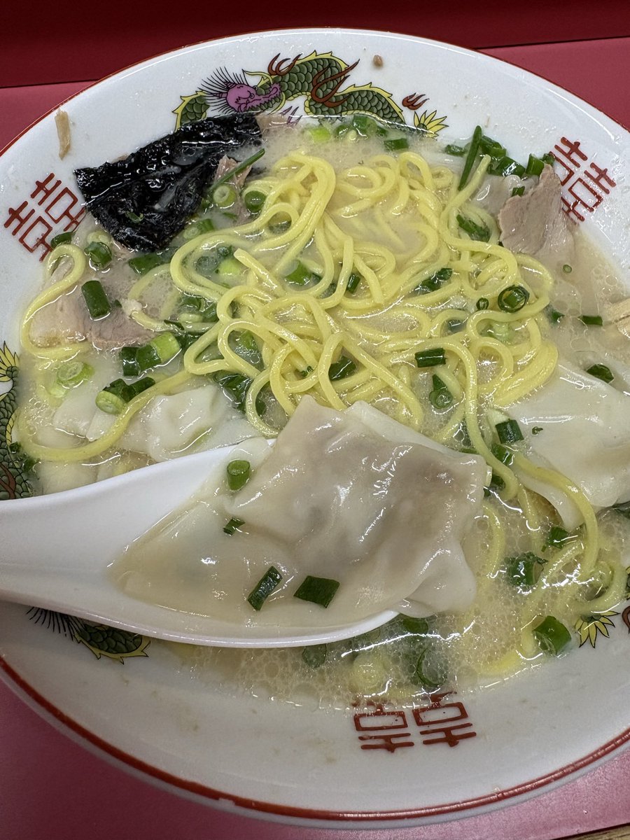 yoiwashio's tweet photo. 法事で、九州に行って来ました。本場の九州ラーメン食べて来ました。豚骨ラーメンには珍しいワンタン麺わりとあっさりしていてスルッと食べられる。やっぱり替え玉するよねー！！美味しくいただきました。 https://t.co/hlwsyvIGzK