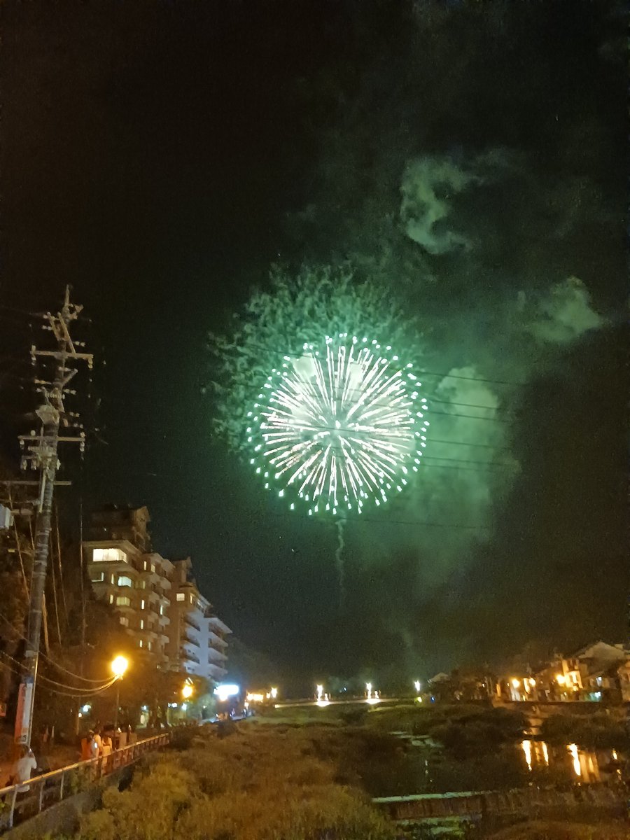 Alichonsan1212's tweet photo. 三朝温泉の花火を見るためだけに夜外出してきました！
今年初花火🎆 https://t.co/p0yMokjbNz