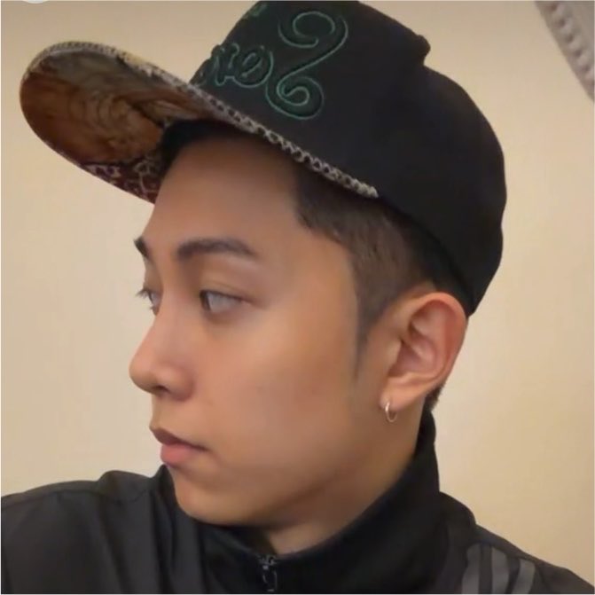 ryuxl9's tweet photo. 쌩얼 개조흠//… https://t.co/ET5UpQMqWs