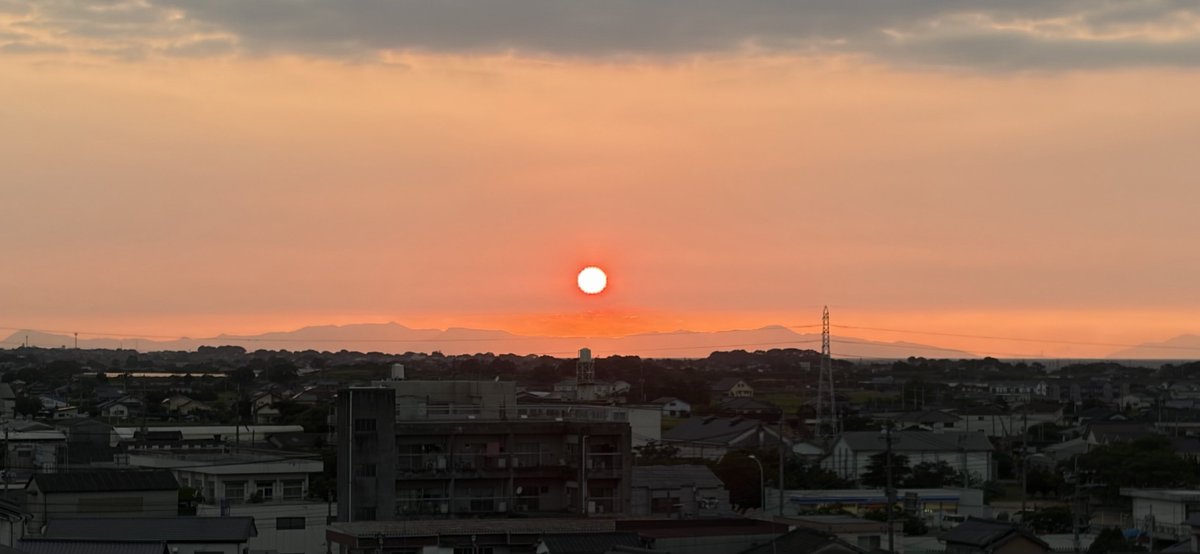 nabe19740427's tweet photo. こんばんは、19時10分ごろ、夕焼けソラミッションに参加しました😊雲の多い空ですが、青空が見えて、最終結果は、眩しく輝くオレンジでした🌄😆＃大分県豊後高田市 ＃ウェザーニュース ＃夕焼けソラミッション ＃眩しく輝くオレンジ https://t.co/wv2jnRg05q