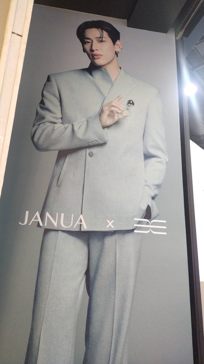 PCoffee8's tweet photo. @nok_jirabb97 #JANUAXBAMBAM พรีเซ็นเตอร์สุดหล่อ  กลิ่นน้ำหอม หรูหรา https://t.co/Iy90mAlLry