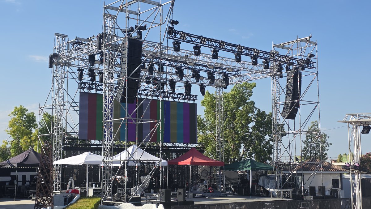 prodelanoficial's tweet photo. Espectacular concierto de SILOÉ en Mengíbar, a pesar de las dificultades del sitio para realizar el evento, se consiguió y con nota. Un gran despliegue técnico con una puesta en escena que hizo el deleite de las miles de personas que allí se congregaron. https://t.co/wgfUurTIvN