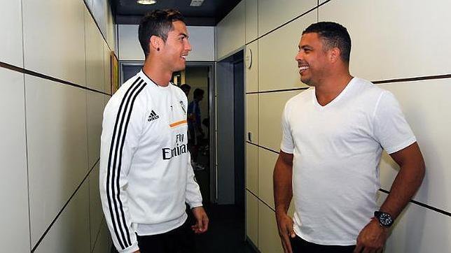 Windekind_Budi's tweet photo. Saya jadi inget silang pendapat Ronaldo Nazario & Cristiano Ronaldo perihal siapa pemain sepakbola terbaik dunia.

"Saya cepat & kuat. Bisa bikin gol dengan bagian tubuh mana saja. Jika kamu lebih suka Lionel Messi, Diego Maradona atau Pele, saya hormati itu. Namun soal pemain terbaik, dari lubuk hati yang paling dalam, saya merasa orangnya adalah saya. Tak ada yang lebih baik", tutur Cristiano.

Namun Ronaldo gak sepakat dengan apa yang diutarakan megabintang Portugal itu.

"Cristiano ada di antara pemain terbaik sepanjang sejarah. Bahkan top 10. Dia bisa berganti posisi & tetap tajam. Saya menghormati opininya tapi maaf, dia bukanlah yang terbaik", pungkas Ronaldo.

Striker Brasil tersebut kurang nyaman sama klaim sepihak Cristiano. Beda percaya diri & kesombongan setipis tisu.

"Biarkan orang yang menilai tentang performa & capaianmu ketimbang kamu ngoceh soal dirimu sendiri", tutup Ronaldo.

Gimana menurutmu guys?

@Fandom_ID 
@bahaspemainbola 
@Sudgarrr 
@garistengah_id 
@LambeBolaID