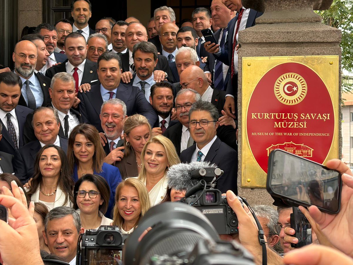 melih_meric's tweet photo. Kurucumuz Gazi Mustafa Kemal Atatürk’ün açtığı yolda ilerleyerek, her zaman olduğu gibi Birinci Meclis’e gidiyoruz.

Lozan Barış Antlaşması’nın imzalandığı bu anlamlı günde kurulan YENİ Parti, halkın büyük coşkusu, yoğun katılımı ve güçlü desteği eşliğinde; Kurtuluş Savaşı’nı yöneten, millî egemenliğin simgesi olan ve Türkiye Cumhuriyeti’nin temellerinin atıldığı Birinci Meclis’e yürüyerek yola çıktı.

YENİ Parti’nin yolu açık, uğurlu olsun!