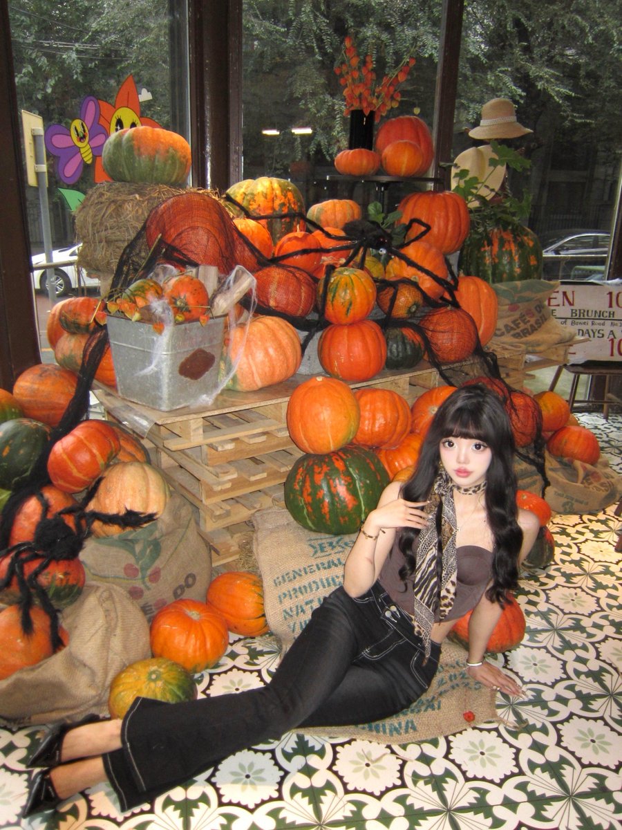 pinchik10's tweet photo. Spooky season’s pumpkin feast is here! Creamy pumpkin soup, crispy pumpkin pie, and warm spiced cider for your Halloween vibe  #HalloweenTreats， https://t.co/nZxgJChHkL