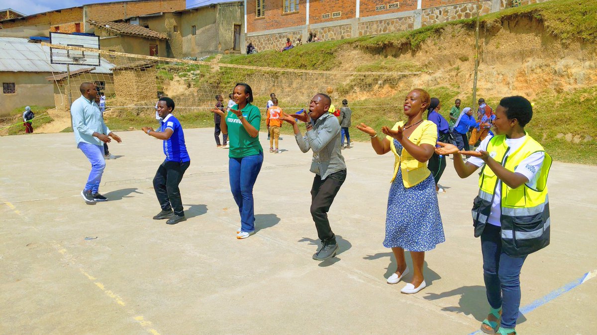 RNgororero's tweet photo. @NgororeroDistr kimwe no mutundi turere tw'igihugu hatangijwe gahunda y'intore mu biruhuko.
Youth volunteers turi gufasha kandi tugakurikirana imigendekere myiza y'iyi gahunda 
"Imyitwarire myiza , ubuzima bwiza " @Unity_MemoryRw @RwandaWest @RwandaYouthArts https://t.co/5qgyRp1oju