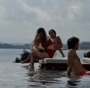 inacazalilla's tweet photo. da igual que estén todo el dia juntas, siempre metidas en casa de la otra, compartiendo habitación de hotel, coincidiendo en el estudio... que siempre que puedan aún rodeadas de gente van a preferir su charleta de besties https://t.co/fx1d27fAZt