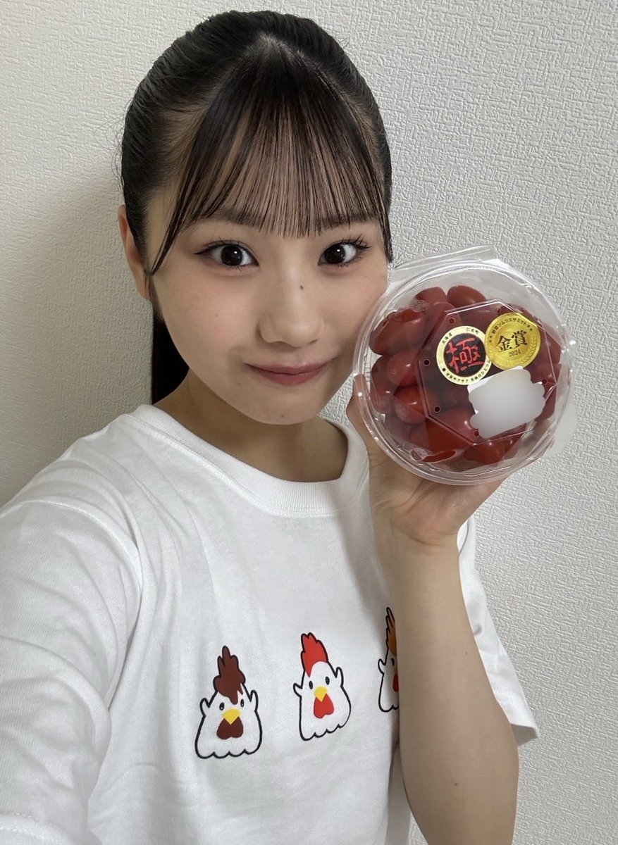 tsubakifac_uf's tweet photo. トマト大好き！リコピンパワー！！🍅
つばきファクトリーの土居楓奏です💚

#土居楓奏のトマト日記 

北海道仁木町産のトマトを食べました〜🫶🏻

果肉がしっかりしていて、噛んだ瞬間から甘味と旨味がジュワッと伝わってくるトマトでした！

とっても美味しかったです🍅

#ハロプロ #トマト https://t.co/M1plIXaiS0
