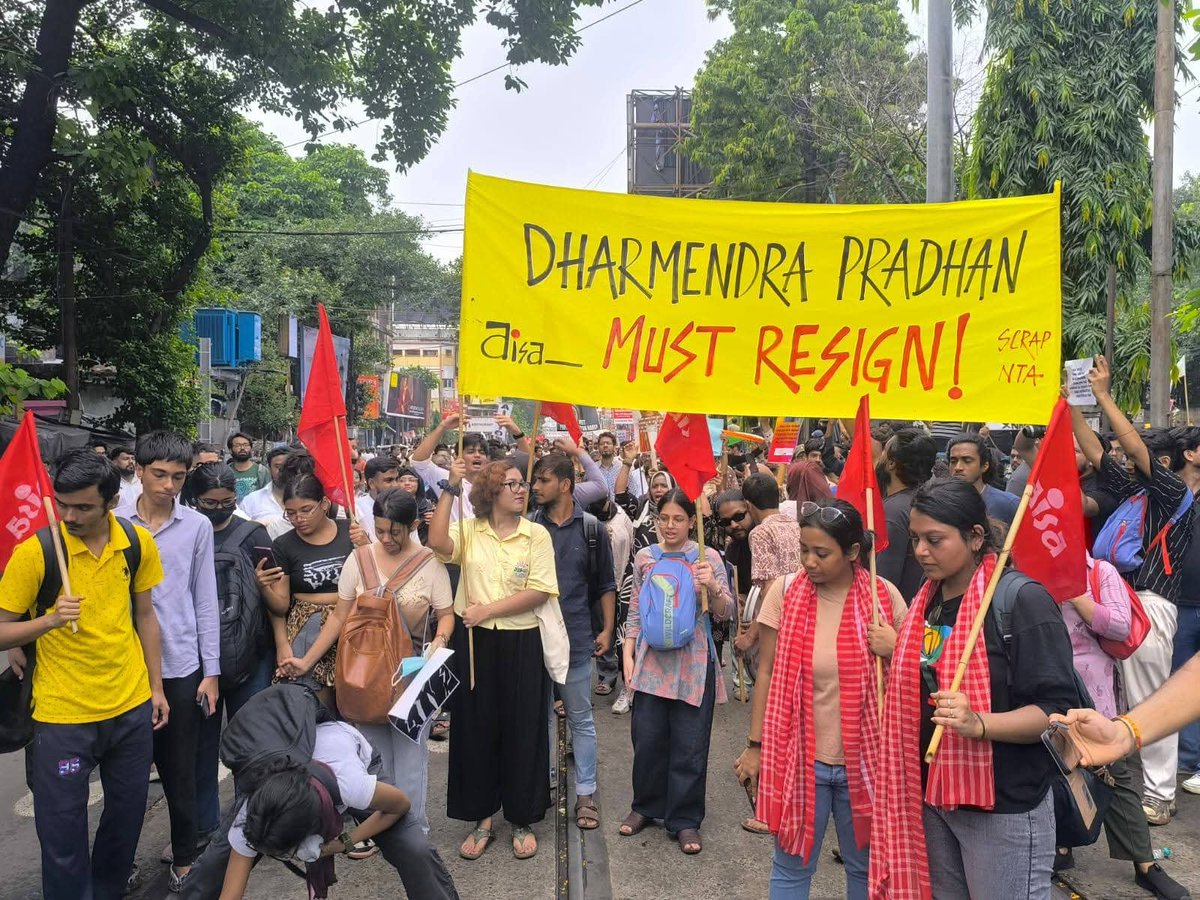AtanuPa22454790's tweet photo. A massive tide of unprecedented student and youth protest has swept through Kolkata—a scale that no single photograph can fully capture.
#ResignDharmendraPradhan
#StudentProtest #YouthProtest #CitizensProtest #EducationCrisis #DeshBachao #SaveTheConstitution 
#Kolkata https://t.co/PbPIZ961uX