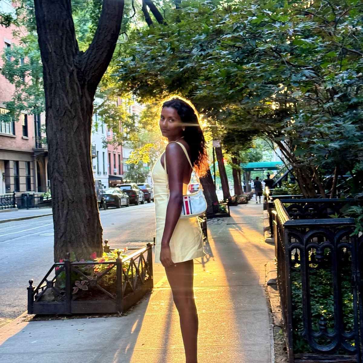 simoneanetwork's tweet photo. 📸 | Simone Ashley on Instagram: "☀️🗽🌴🖤" https://t.co/5v7rv7t0VX
