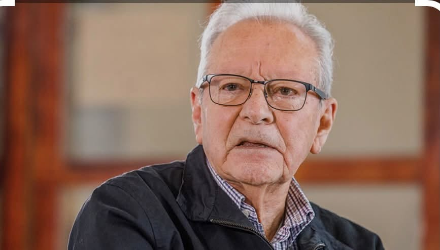 Mariano_OspinaP's tweet photo. Mensaje para el doctor Abelardo de la Espriella, presidente de Colombia:
Apreciado señor Presidente,
Respetuosamente le solicitamos que invite a la ceremonia de su posesión, la cual se realizará en una unidad militar para levantarle la MORAL a las Fuerzas Armadas, olvidadas, despreciadas, menospreciadas, enjuiciadas y condenadas por haberle servido a La Patria, al señor General Jesús Armando Arias Cabrales, quien se encuentra pagando injustamente una condena de 35 años, por un delito que no cometió; cuando el único delito fue haber cumplido con el sagrado deber de recuperar el Palacio de Justicia, tomado por los delincuentes del M 19.
El señor General Arias constituye un símbolo militar de lealtad, valor, honestidad y sacrificio, y su injusta condena golpea como una puñalada en el corazón a todos los integrantes de una Institución que no entienden por qué un soldado ejemplar puede ser tratado de manera tan injusta cuando quienes causaron este asalto hoy disfrutan de honores y ocupan altos cargos, simplemente porque para ellos sí hubo perdón, olvido e impunidad para sus verdaderos crímenes.
Respetuoso y cordial abrazo.
Coroneles
Augusto, Hugo y Mario Bahamón Dussán
Julio 24 de 2026