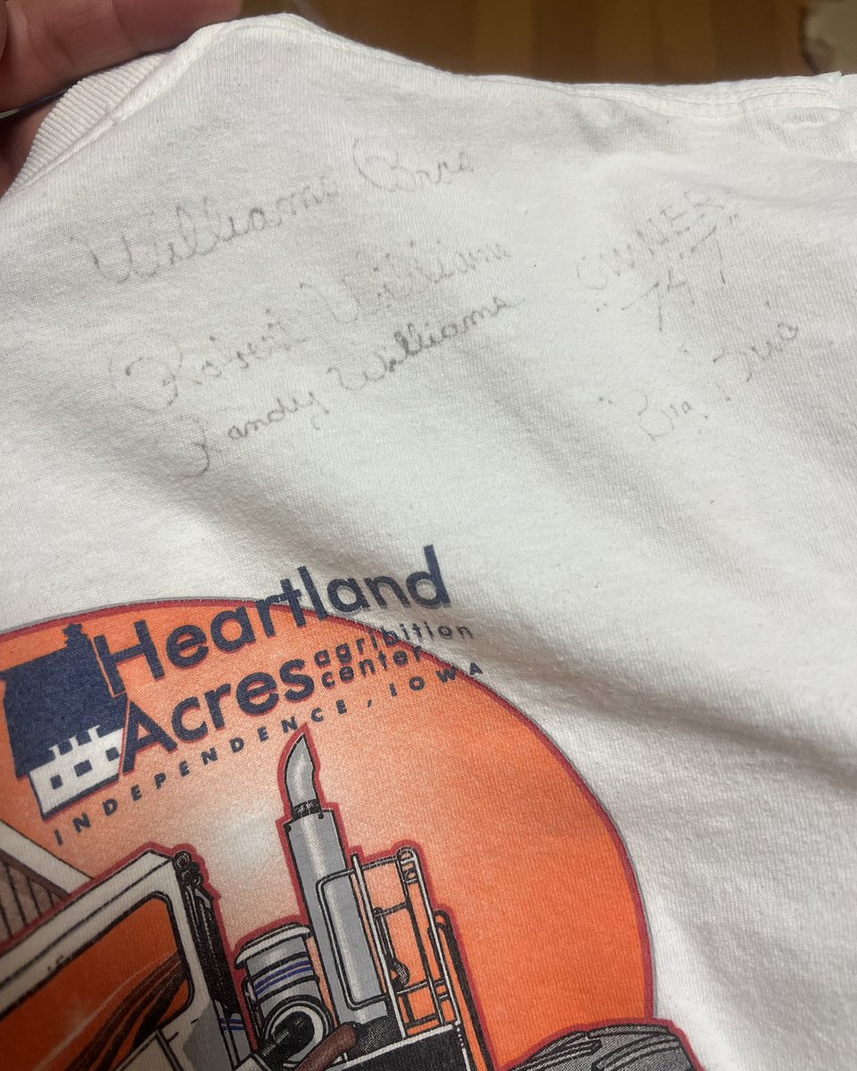 STINGERsiro's tweet photo. 今日1000円で買った古着Tシャツ
落書きかなと思ったら
どうやらサインぽくて興奮 https://t.co/EQZbBTPc95