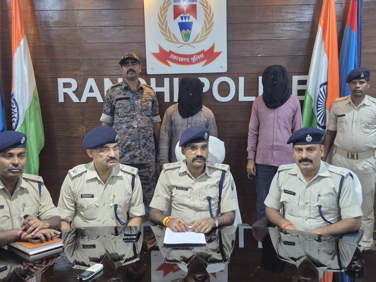 ranchipolice's tweet photo. वरीय पुलिस अधीक्षक महोदय, राँची को दिनांक 23.07.2026 को आसूचना प्राप्त हुई कि चोरी के दो पहिया वाहन पर सवार होकर कुछ अपराधकर्मी नामकुम की ओर जा रहे है l नामकुम गश्ती दल के द्वारा रेलवे फ्लाई ओवर के पास नामकुम तरफ चेकिंग प्रारंभ किया गया। इसी क्रम में समय करीब 17:00 बजे दे��ा गया कि एक युवक काला रंग के हीरो पैशन प्रो मोटरसाईकिल पर सवार होकर आ रहा है। उसके नजदीक आने पर उसे चेकिंग हेतु रूकने का इशारा किया गया, परन्तु मोटरसाईकिल को आडा-तिरछा कर भागने का प्रयास किया, जिसे सशस्त्र बल की सहायता से पकड़ा गया। पकड़ाये युवक से गहनता पूर्वक पुछताछ करने पर बताया कि मोटरसाईकिल चोरी का है, जिसके दो माह पूर्व पतरातु पार्क के पास से चोरी किया गया है ��था वाहन का प्रयोग मुख्य रूप से राँची शहर के विभिन्न थाना क्षेत्रों में महिलाओं से स्वर्ण आभुषण मुख्यतः चेन छिनतई हेतु प्रयोग किया जाता है। उक्त अपराध कर्मी के स्वीकारोक्ति बयान में उसके द्वारा पतरातु क्षेत्र से चोरी कर अपने घर में एक स्कूटी को छिपाकर रखा जाना बताया गया, साथ ही राँची के विभिन्न थाना क्षेत्रों से महिलाओ से सोने का चेन छिनतई का अपराध अपने एक अन्य सहयोगी के साथ कारित किये जान�� की बात स्वीकार की। स्वीकरोक्ति बयान में बताया गया कि उक्त सभी घटनाओं में छिनतई किये गए आभुषण को B.I.T मेसरा चौक स्थित एक ज्वेलर्स को औने-पौने दाम में बेची गई है । गिरफ्तार अपराधकर्मी के निशानदेही पर दुकान से गलाया हुआ सोना बजन करीब 19 ग्राम बरामद कर विधिवत जप्त किया गया। घटना में गिरफ्तार अभियुक्त के अन्य अपराधिक सहायोगी की गिरफ्तारी हेतु लगातार छापामारी की जा रही है।

बरामद सामग्री का विवरण��-

1. टी०वी०एस० स्कूटी 
2. पैसन प्रो. मोटरसाइ‌किल 
3. गलाया हुआ सोना-करीब 19 ग्राम।
@JharkhandPolice 
@IGRanchi 
@digranchi
@JharkhandCMO 
@DC_Ranchi 
@prdjharkhand
@hemantsorenjmm
