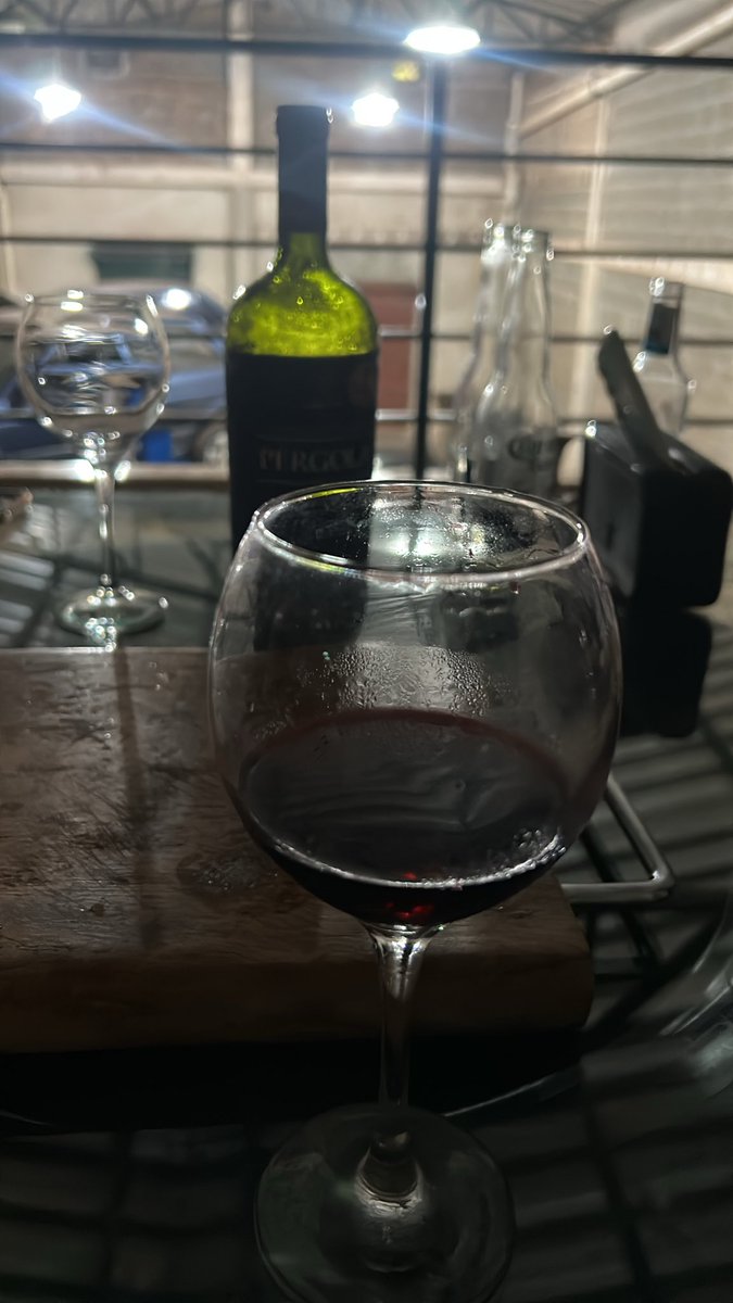 fefe9012's tweet photo. Bebi horrores e acordei com ressaca de vinho KKK https://t.co/2GWYgeFlMy