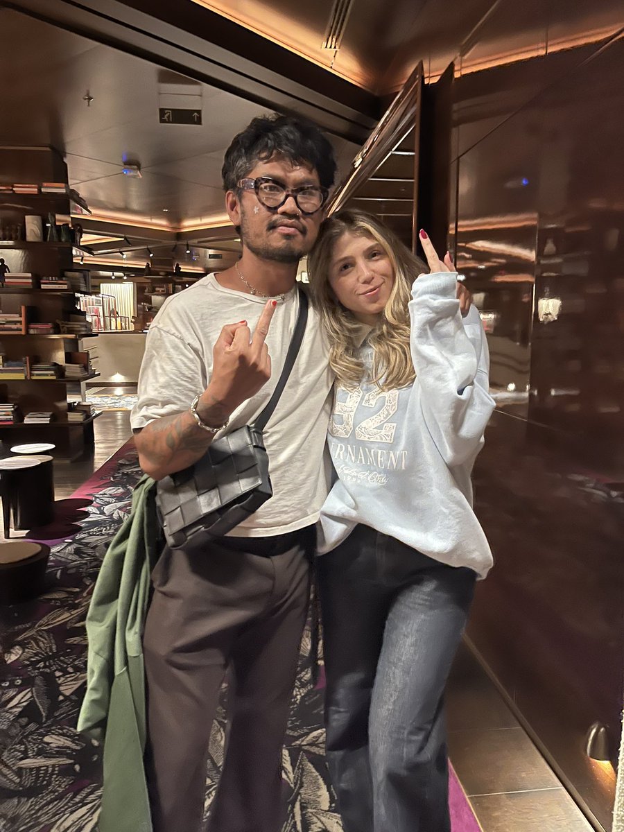 holyshit1d's tweet photo. @joanaashow Pedi pra tirar uma foto com o Anthony e ele fez eu tirar a foto assim…. Acho que é mal humorado com a vida mesmo https://t.co/cJCFWckyjU