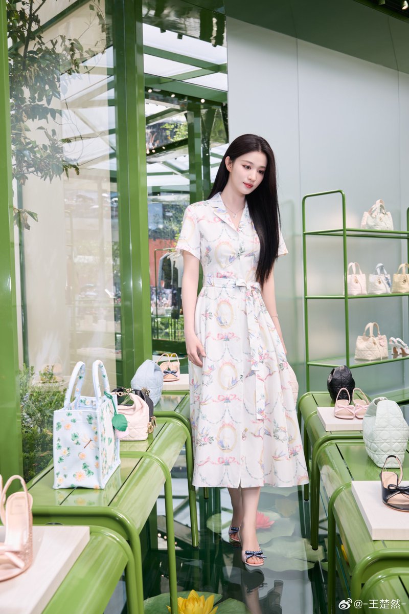 LaChuran99's tweet photo. 📸 ▪︎ 260724 ▪︎ Wang Churan Weibo Update (1/2)

Immersed in a magnificent garden, embracing the vibrant vitality of Dior in a summer where every step blooms like a lotus. 🪷

#WangChuran #王楚然 https://t.co/PkORMMotcF
