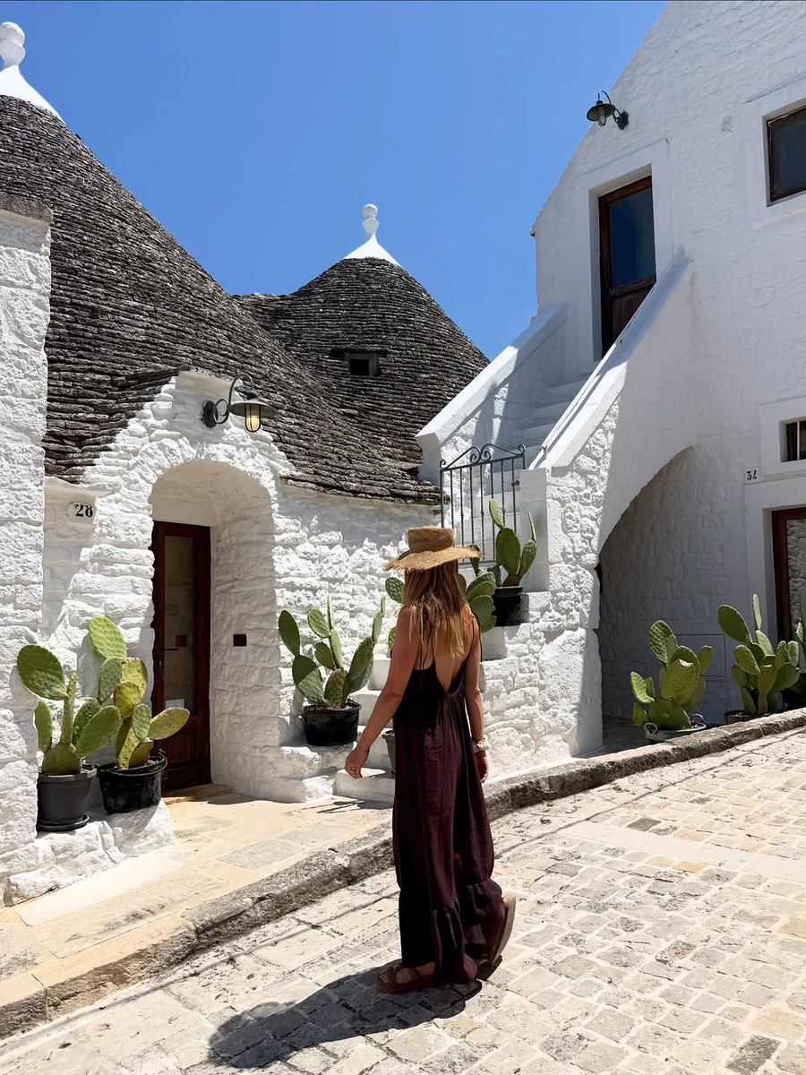 mathilde_mu's tweet photo. Alberobello, des trulli, une pizza, un sunset, et un mec mignon avec une poussette qui photobomb toutes mes photos 🙊 https://t.co/haol354rRb