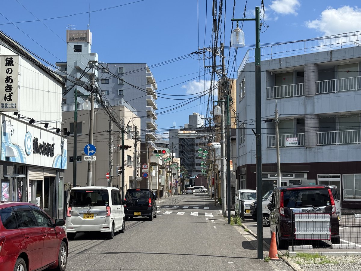 trmldd's tweet photo. マンションと商店が程よく混ざり合った通りが、中心部のあちこちにある。
街の足元に暮らしている人が多いのは、底力を感じる部分。
#福島市 https://t.co/c4DIyz2rlh