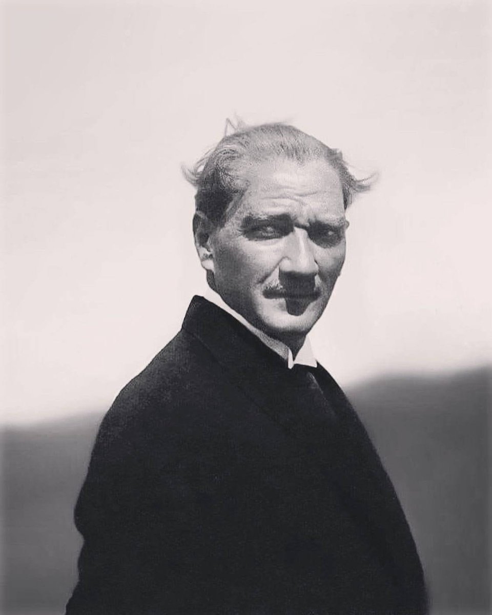 PinarOmer's tweet photo. Mustafa Kemal ATATÜRK, herhangi bir siyasi partinin ya da günlük siyasetin değil; Cumhuriyet'in kurucu iradesinin ve milletin ortak değeridir. Onu siyasi polemiklerin, kısa vadeli hesapların veya propaganda faaliyetlerinin bir unsuru hâline getirmediniz efendiler! https://t.co/vPsBcye2mM