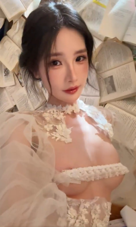 sadiqhamid's tweet photo. 明明穿着衣服，却好像什么都没穿… 书香混着我的体温，你闻得到吗？纸张乱了一地，我的心也彻底乱了。今晚不读书，只想被你好好翻阅，从第一页到最后一页…
想看我哪里我就给你看哪里  反差的一面只给你们展示，只给你们看，来的都�� https://t.co/QF4eQ9NFRF
