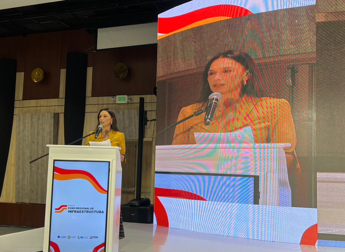 camaradelainfra's tweet photo. La infraestructura regional requiere menos improvisación y más estructuración. Esta fue una de las principales conclusiones del primer día del #ForoRegionalInfraestructura, compartidas por María Consuelo Araújo, presidenta ejecutiva de la CCI, durante la apertura de la segunda jornada.

El encuentro consolidó a la FDN (@FDNcolombia)  como aliada estratégica de departamentos y municipios, fortaleció el diálogo con gobernadores, alcaldes y secretarios de infraestructura, y abrió oportunidades para acompañar proyectos regionales de transporte e infraestructura social.

“El mensaje es claro: los recursos existen cuando los proyectos están bien estructurados. La calidad de su preparación determina la capacidad de atraer financiación, reducir riesgos y avanzar hacia una ejecución exitosa”, destacó Araújo.