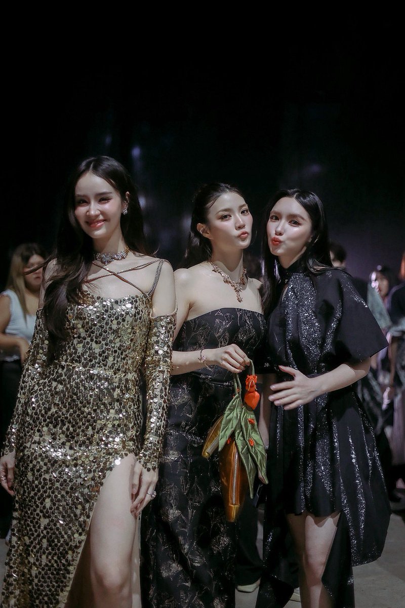Lookkaeww_k's tweet photo. A Night to Remember🖤

BLOOM WITH LOOKKAEW 24
#lookkaewkamollak
#ThailandYContentAwards2025 https://t.co/NJk4MC3K2M