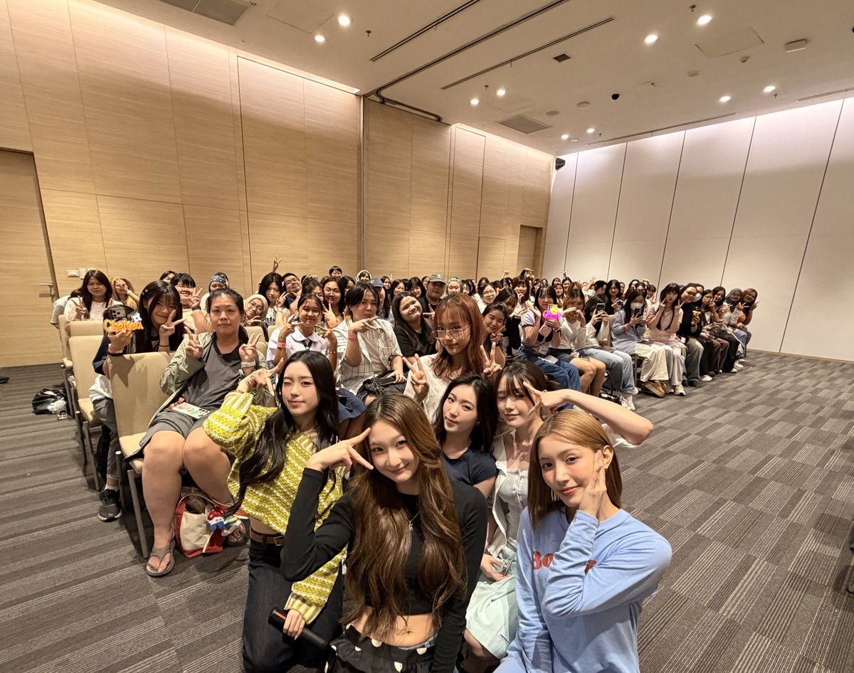 GmmtvShop's tweet photo. FELIZZ ขอบคุณทุกคนที่มาเจอกันในกิจกรรม Fan Sign ครั้งแรกของพวกเรา ในงานมหกรรมนิยายแห่งชาติ 2026 วันนี้นะคะ

@FELIZZOfficial_  
#งานมหกรรมนิยายนานาชาติ2026xFELIZZ
#GMMTV https://t.co/S5QMPI9EPO