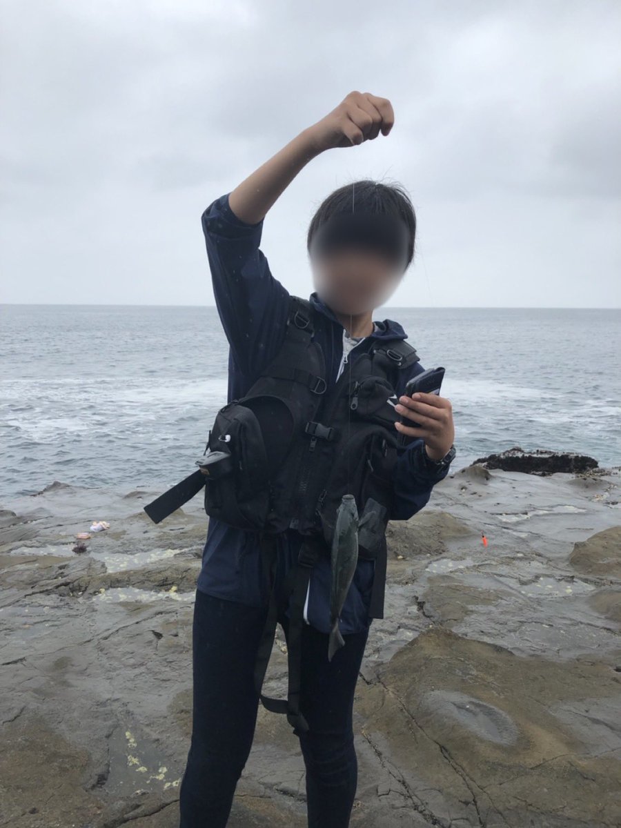 pl8r5BHLXRuU0Sh's tweet photo. 当時の僕を救ってくれた一人は、磯で出会ったヤンキーのお兄さんだった。
不登校になって、友達は少しずつ離れていった。家からも出られなかった僕が、やっとの思いで釣りに出かけた。
でも、何時間やっても一匹も釣れなかった。
そんな時、隣にイカついヤンキーのお兄さんが来た。最悪だ…。そう思う暇もなく、「少年！その釣り方じゃ釣れないぞ！笑」
そう声をかけてくれた。
仕掛けを作ってくれて、魚が釣れるまでずっと隣にいてくれた。
次の日も、一緒に釣りへ行った。
その次の週も。
その次の月も。
そして、今でも。
人は、どこで人生を変えてくれる人と出会うか分からない。
だから僕は、あの日のお兄さんに今でも感謝している。きっとこの先もずっと。

1枚目:ヤンキーすぎる釣りの師匠
2枚目:グレを釣った当時の僕