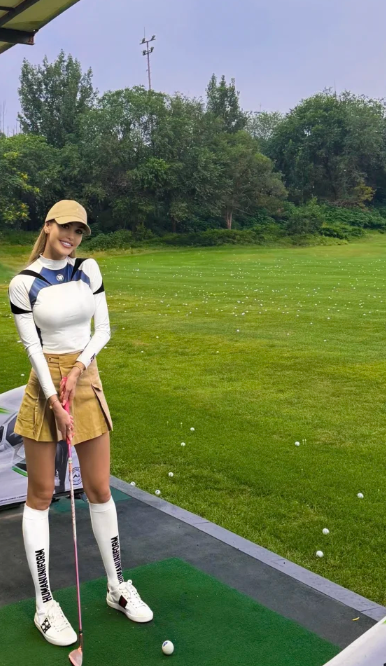 eblanshaa's tweet photo. ⛳️☺️ The outfit looks great 🥰🫰🏻
#otd #travel  #love #girl #golf https://t.co/rhi0Wm0GkD