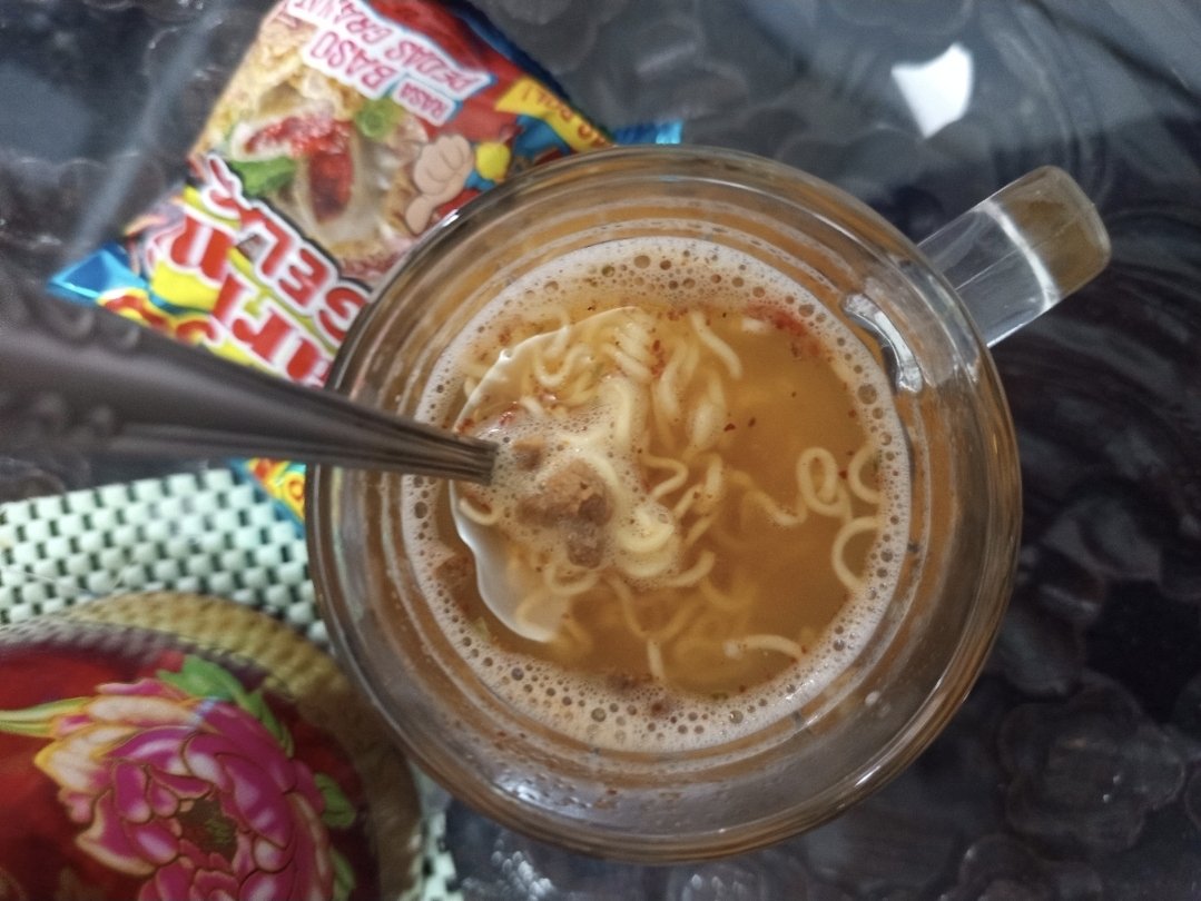 LinaLineee's tweet photo. salfok sama nama sarimi gelas baso granat, akhirnya cobain dan pedesnya enak juga ternyata. https://t.co/rBahEbjAiO