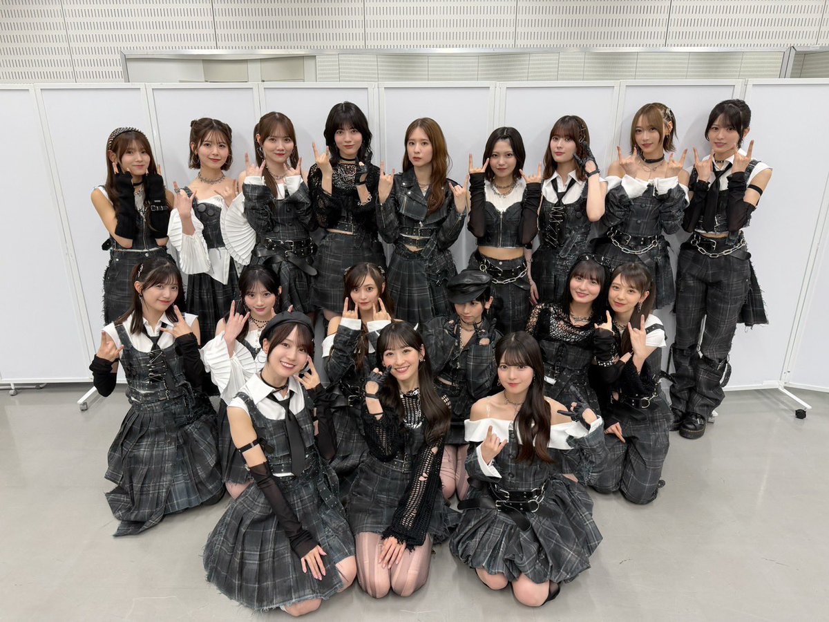 nogizaka46's tweet photo. このあと21:00から放送の
テレビ朝日系「MUSIC STATION」に乃木坂46が出演します🥰

本日も是非に！ご覧ください🎸⚡️

https://t.co/2u0qKP681o

#乃木坂46 
#乃木坂46_是非に及ばず
#Mステ https://t.co/6AUZinmYyp