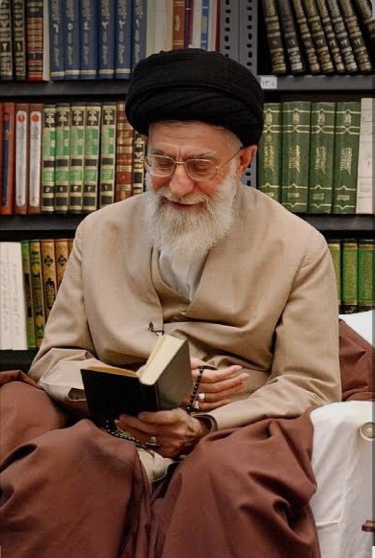 GTLashkar27's tweet photo. @Khorschid_T دلارهم بالای ۱۹۰هزارتومان! نان بربری ۳۰ هزارتومان،،میوه داخلی خدا تومان!صادرات نفت وموادپتروشیمی وبقیه،با تنگه بسته! 
کت تن هرکسی هست ازگرماتلف خواهدشدچون آدم عاقل راهنفس خود رانمی‌بندد که بقیه را آزاردهد! مشکل ازآنجاست که بجای #کتاب اسلحه دردست جوانان است 
#خودزنی_بروش_ایرانی https://t.co/URxUGlallv
