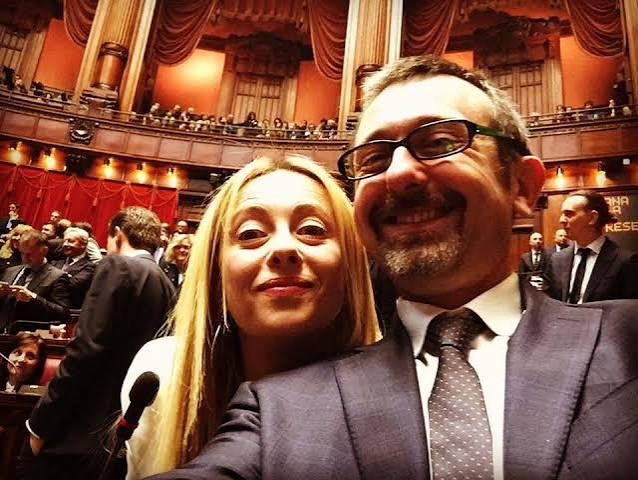 PaoloPare1's tweet photo. Delmastro è stato l'avvocato della Meloni, conosce tutto di Lei, non vi alcuna possibilità che venga abbandonato a se stesso.
Amore vero😎 https://t.co/jfOSrZ9lUw