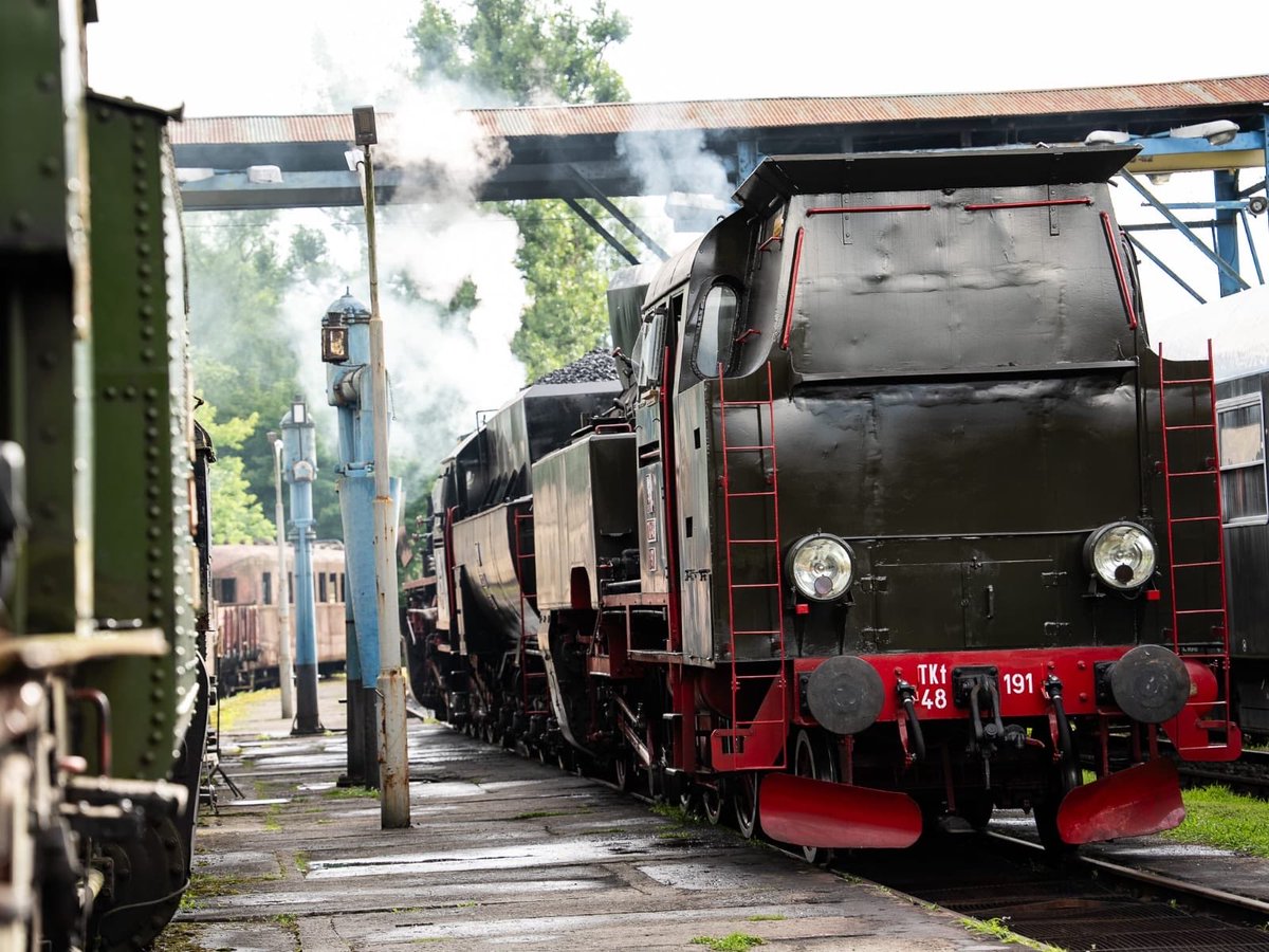 DariuszKlimczak's tweet photo. 🚂 Nowy rozdział dla Parowozowni Chabówka!

Historia polskiej kolei zyskuje nową przyszłość, gdyż zostaje powołana Fundacja „Parowozownia Chabówka”, która zadba o ochronę jednej z najcenniejszych kolekcji zabytkowego taboru w Polsce.

🔄 To ważna zmiana – dotychczasowy skansen przekształci się w nowoczesny, aktywny ośrodek dziedzictwa kolejowego. Co oznacza:
- lepszą ochronę bezcennych zabytków,
- rozwój działalności edukacyjnej, muzealnej i turystycznej,
- renowację oraz utrzymanie historycznych pojazdów,
- organizację przejazdów zabytkowymi pociągami.

💬 Chcemy, aby historia polskiej kolei była chroniona, ale również pozostawała żywa i dostępna dla kolejnych pokoleń.

🚆Parowozownia w Chabówce od ponad 30 lat chroni kolejowe dziedzictwo. Dziś rozpoczyna kolejny etap swojej historii – z nowym modelem działania, stabilnym finansowaniem i jeszcze większym potencjałem rozwoju. To właśnie tutaj znajduje się ponad 100 historycznych pojazdów, w tym najstarszy zachowany parowóz w Polsce z 1878 roku. To nie tylko ochrona historii. To inwestycja w przyszłość polskiego dziedzictwa kolejowego – tak, aby mogło inspirować kolejne pokolenia.

#kolej #parowozownia #historia @PKPIntercityPDP @PKP_SA @MI_GOV_PL