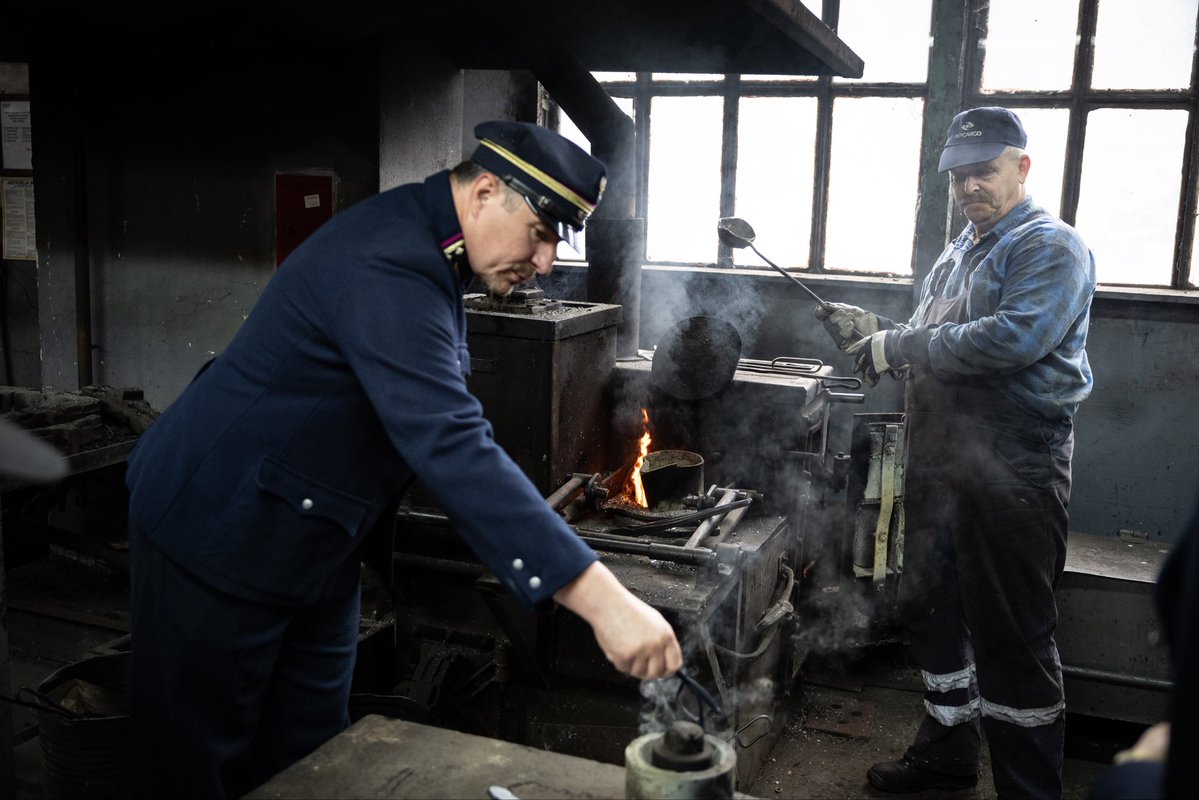 DariuszKlimczak's tweet photo. 🚂 Nowy rozdział dla Parowozowni Chabówka!

Historia polskiej kolei zyskuje nową przyszłość, gdyż zostaje powołana Fundacja „Parowozownia Chabówka”, która zadba o ochronę jednej z najcenniejszych kolekcji zabytkowego taboru w Polsce.

🔄 To ważna zmiana – dotychczasowy skansen przekształci się w nowoczesny, aktywny ośrodek dziedzictwa kolejowego. Co oznacza:
- lepszą ochronę bezcennych zabytków,
- rozwój działalności edukacyjnej, muzealnej i turystycznej,
- renowację oraz utrzymanie historycznych pojazdów,
- organizację przejazdów zabytkowymi pociągami.

💬 Chcemy, aby historia polskiej kolei była chroniona, ale również pozostawała żywa i dostępna dla kolejnych pokoleń.

🚆Parowozownia w Chabówce od ponad 30 lat chroni kolejowe dziedzictwo. Dziś rozpoczyna kolejny etap swojej historii – z nowym modelem działania, stabilnym finansowaniem i jeszcze większym potencjałem rozwoju. To właśnie tutaj znajduje się ponad 100 historycznych pojazdów, w tym najstarszy zachowany parowóz w Polsce z 1878 roku. To nie tylko ochrona historii. To inwestycja w przyszłość polskiego dziedzictwa kolejowego – tak, aby mogło inspirować kolejne pokolenia.

#kolej #parowozownia #historia @PKPIntercityPDP @PKP_SA @MI_GOV_PL