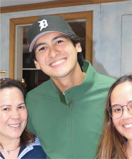 _suzelleeee's tweet photo. WAG NIYO KO HAWAKAN MISS NA MISS KO SIYA HSHDGJSHSHSHSHHSGA https://t.co/jx5h7aVnms
