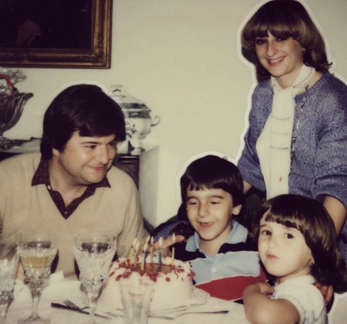 LaiaMF's tweet photo. #Amnistia pel meu germà
Nou anys. Nou anys en què el temps no ha estat un calendari, sinó una ferida. Perquè quan condemnen un innocent, no només asseuen una persona al banc dels acusats; hi asseuen tota una família. També nosaltres vam aprendre a conviure amb l’espera, amb la ràbia silenciosa, amb aquella pregunta que no tenia resposta: quant pot durar una injustícia?

Avui, finalment, arriba l’amnistia. I no sento victòria. Sento alleujament. Aquell aire profund que només arriba després d’haver passat massa temps sota l’aigua.

He vist el meu germà mantenir-se dret quan hauria estat molt més fàcil trencar-se. He vist com els anys li robaven tranquil·litat, però no dignitat. I he entès que hi ha persones que no es mesuren pel que pateixen, sinó per la manera com decideixen suportar el pes del món sense deixar que els deformi l’ànima.

Diuen que la justícia és cega. Jo crec que, massa sovint, arriba tard. Tan tard que confon la reparació amb el consol.

Però avui, per fi, aquest llarg hivern judicial s’acaba. No ens tornaran els nou anys perduts. Ningú pot fer florir enrere el temps. Però almenys avui podem deixar de mirar la porta esperant una nova notificació, una nova batalla, una nova ombra.

Avui només vull abraçar el meu germà. I recordar-li que, mentre alguns escrivien expedients, nosaltres escrivíem resistència. I que hi ha victòries que no fan soroll, perquè el seu únic so és el d’un cor que, després de tant de temps, torna a respirar.
Va per tu també tiet Joaquim que tant et trobem a faltar i no ho vas poder veure 🤍🕊️@MMarsalFerret