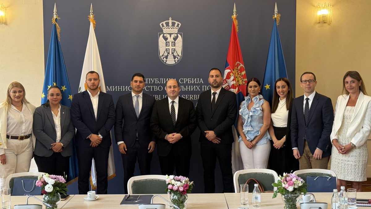 MFASerbia's tweet photo. Генерални секретар Министарства спољних послова Републике Србије Душан Козарев @DKozarev1984 разговарао је данас са делегацијом омладине партије Демократски сабор @DISY1976 из Републике Кипар, предвођене послаником у Представничком дому Кипра Димосом Георгијадисом @DemosGeorgiades.

Потврђени су пријатељски билатерални односи, засновани на историјској блискости два братска народа и међусобној подршци по питању виталних националних интереса, уз обострану посвећеност даљем јачању веза.
🇷🇸🤝🇨🇾
📄⬇️
🔗https://t.co/1Z2HSvLGIx