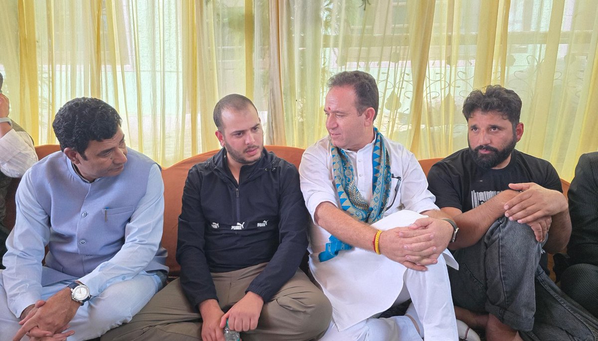 Sunil_SharmaBJP's tweet photo. Visited the family of martyred Head Constable Ashiq Hussain Qureshi in Budgam to offer my heartfelt condolences. His supreme sacrifice in the service of the nation will always be remembered. My thoughts and prayers are with his family during this difficult time. https://t.co/9TCMCOtqvV