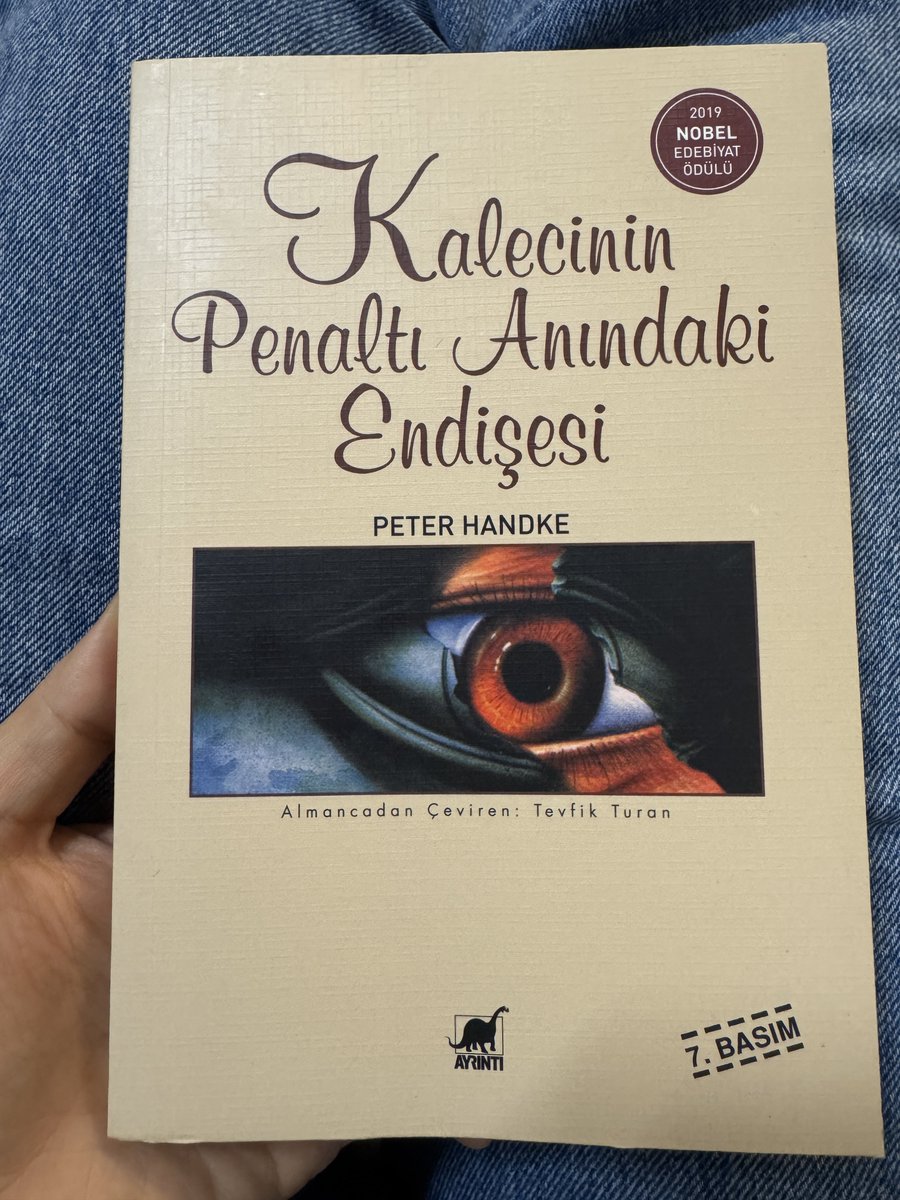nobodygil's tweet photo. Okundu.
2/10.
Kitabın çarpıcı adı bir oltalama tekniği. Buna düşenler yüzünden  7. basım yapılmış gibi.
Bir yerde olay kopacak herhalde diyorsun, o an gelmiyor. Bir duygu işlenişi yok.
Eski bir kaleci ortalıkta serseri mayın misali bela gibi geziniyor. Amaçsız, hayatsızın biri. https://t.co/kI4fylEFpt