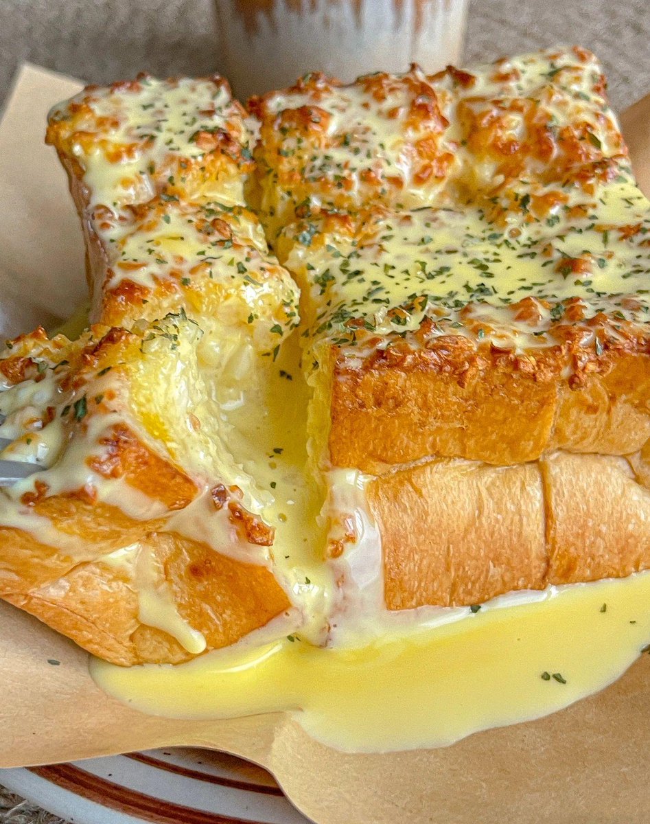 jil_peog_ing's tweet photo. [Just made the fluffiest garlic butter mushroom toast in 10 mins – perfect cozy snack for rainy days! ]， https://t.co/qLrGMTbzQD